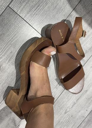 Шкіряні босоніжки