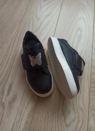 Классические черные кроссовки