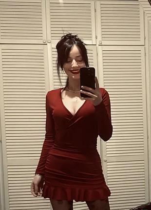 Платье красного цвета