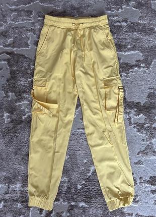 Жіночі штани джогери жовті з манжетами та карманами