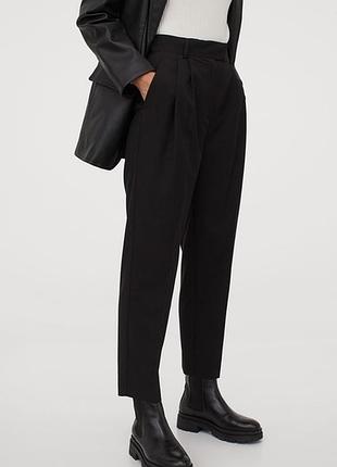Черные укороченные брюки с защипами от h&amp;m