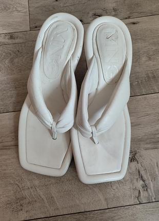 Босоножки mango