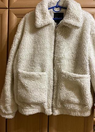 Шубка молочного кольору.