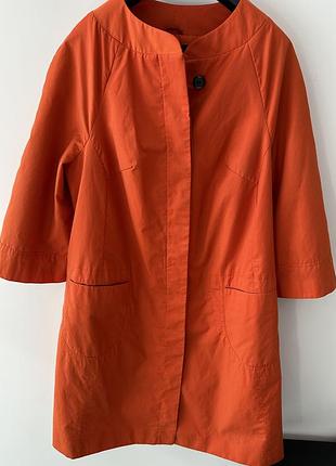 Стильний жіночий плащ, яскраво оранжевого кольору, легкий та комфортний, три четверті рукав. сезон весна осінь.