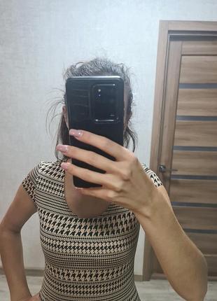 Бежевое платье с принтом