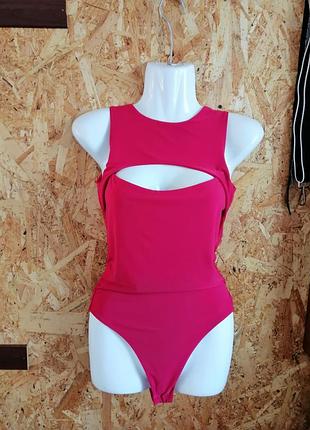 Трикотажный стрейчевый боди с вырезом на груди