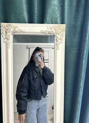 Жіночий осінній короткий бомбер чорного кольору