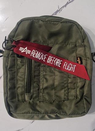 Сумка alpha industries через плечо цвет оливки одно маленькое пятно на фото с внутришней стороны сумки