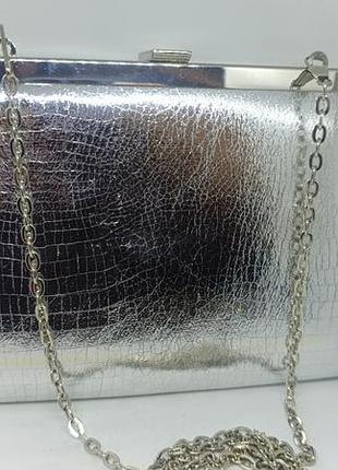 Серебристая сумочка на тяжеленьком фермуаре.