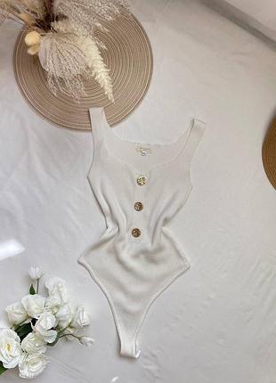 Стильное базовое хлопковое боди в рубчик с акцентными пуговицами в белом цвете