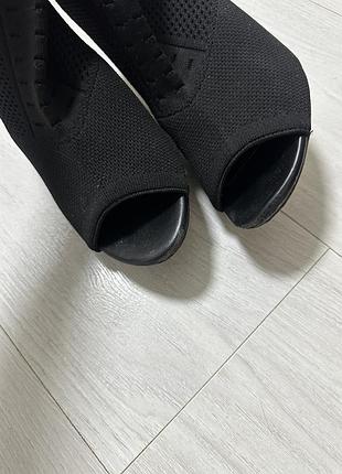 Туфлі чорного кольору