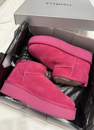 Малинові уггі з натуральної замші та овчиною. розмір 37 (устілка вказана 23 см, але підходять ідеально на 24-24,5см). ідеальний стан. ціна 1700грн.