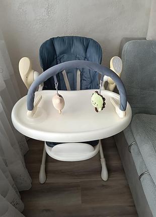 Дитяче крісло-гойдалка з електронним управлянням.