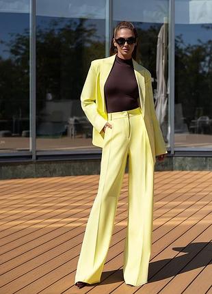 Костюм в трендовому кольорі