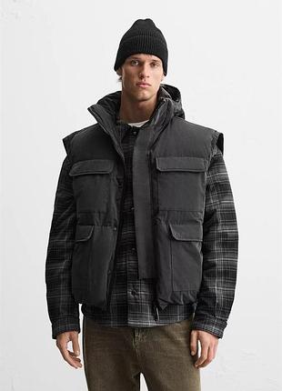 Zara чорна, матова жилетка, має капюшон. утеплена.