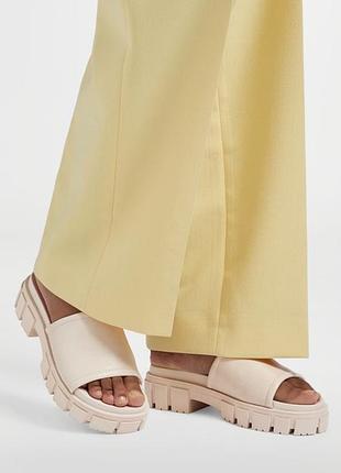 Бежеві шльопанці на плоскій підошві сандалії