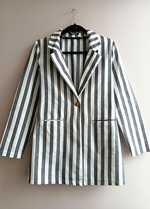 Стильный удлиненный пиджак в полоску