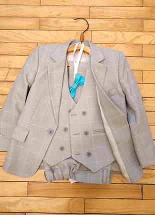 Костюм детский тройка, абсолютно новый, одевался один раз на выпускной в садик. какие-то отменные, брюки регулируются в поясе и длина штанины также.