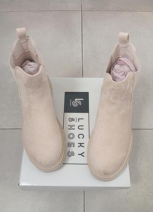 Новые женские сапожки светло-бежевого цвета размер 40(на 39-39,5)