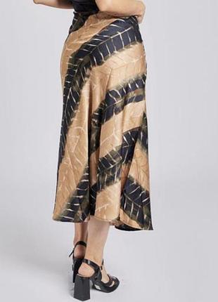 Юбка миди атласная бежевая с принтом,46-48 р