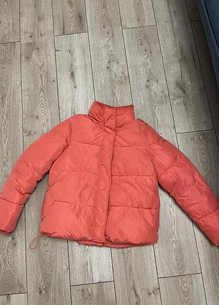 Зимовий пуховик, яскраво оранжевого кольору, коротка, з високим комірцем, з утеплювачем, розмір s