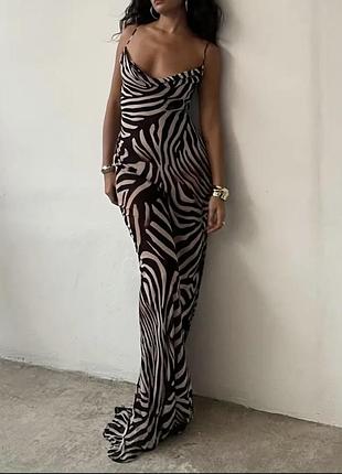 Сукня приталена