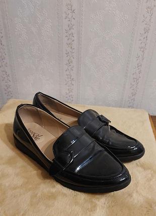 Лоферы черные лакированные