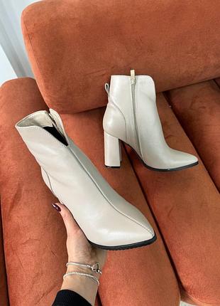 Бежеві шкіряні черевики на стійкому підборі сезон демі та зима