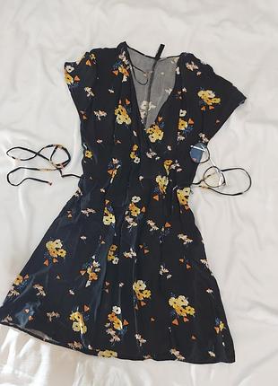 Черное платье в цветочек на запах divided