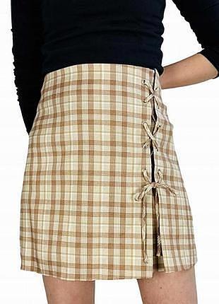 Стильная юбка в клетку со шнуровкой