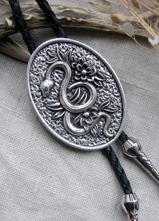 Галстук боло овальный змея длинное серебристое ожерелье кулон на длинном шнурке со змеей