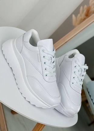 Білі жіночі кросівки