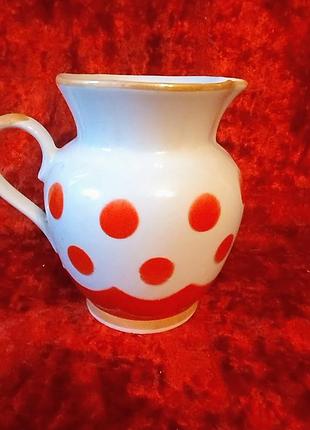 Винтажный молочник в красных горохах
