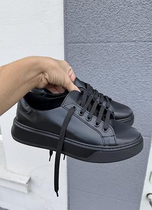 Кросівки жіночі з натуральної шкіри чорного кольору