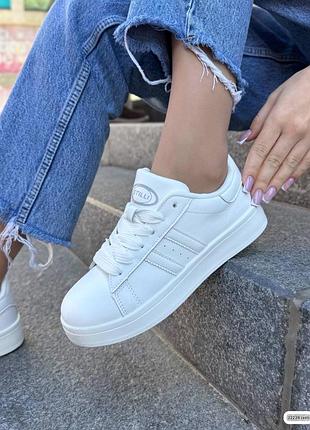 Кросівки жіночі