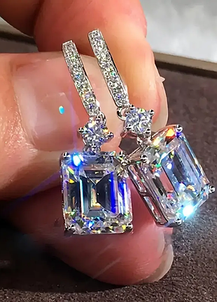 Пара женских элитных сережек