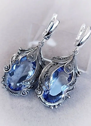 Женские серьги с вставками из яркого синего камня