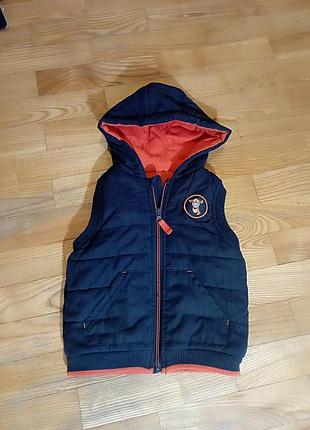 Тепленькая безрукавка для мальчиков 12-18месяц,темно-синего цвета с капишоном