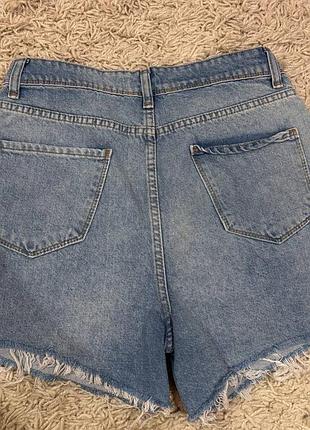Женские джинсовые шорты стильные и комфортные джинсовые шорты синего цвета. базовая вещь в гардеробе, которая легко сочетается с футболками, топами или соро