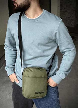 Барсетка reebok хаки с черным лого.