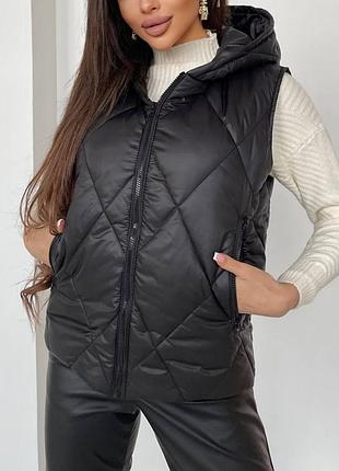 Демисезонный утепленный с капишоном стеганый жилетка с карманами осенний