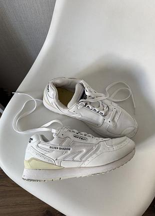 Кроссовки белые 39 размер