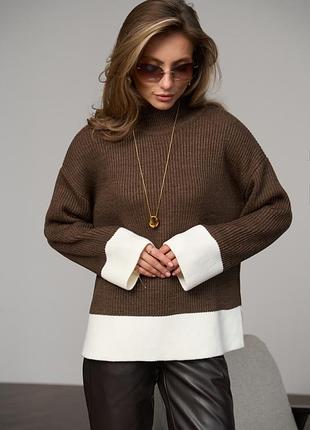 Шоколадний светр з контрастними деталями з преміальної вовняної пряжі