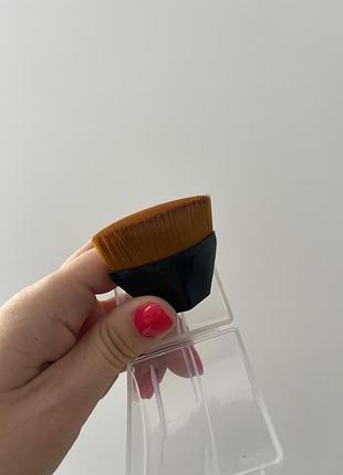 Продам пензлик adoran для нанесення тональної основи та макіяжу.