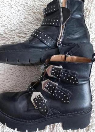 Стильні черевики!
матеріал - шкірзам
розмір - 38  . 
не утеплені.