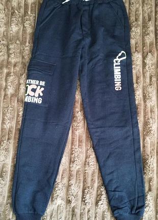 Спортивные штаны для парня.