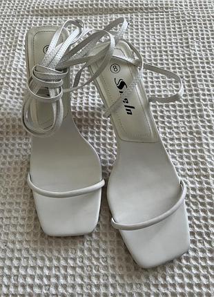 Красиві жіночі босоніжки на довгих завʼязках sheln