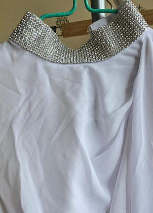 Сукня з чокером на шиї