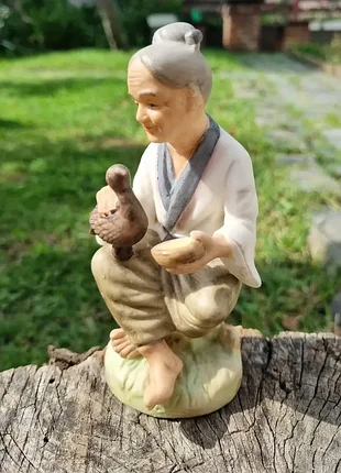 Коллекционная скульптура, бабушка с уткой, птичкой.
