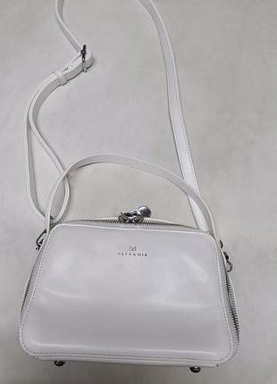 Белоснежная маленькая сумочка